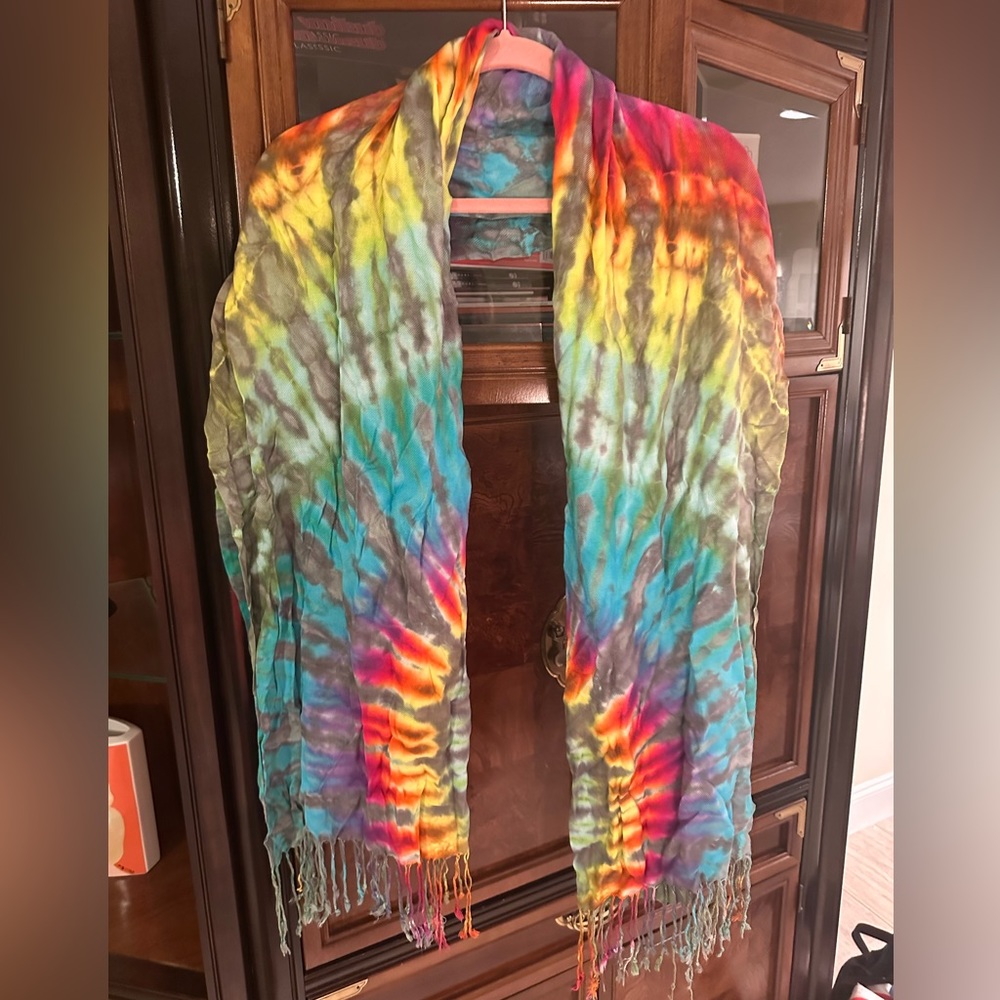 BRIGHTLY TWISTED SCARF